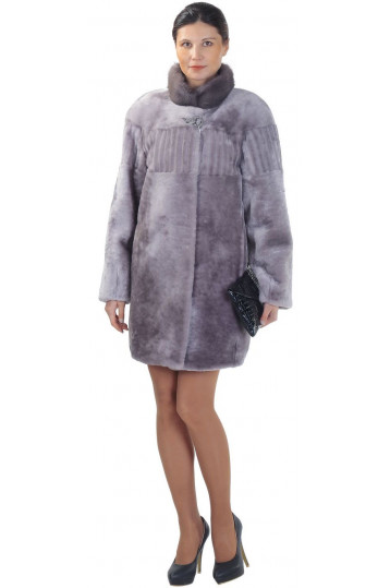 Мутоновая шуба цвета персидской сирени с воротником из норки